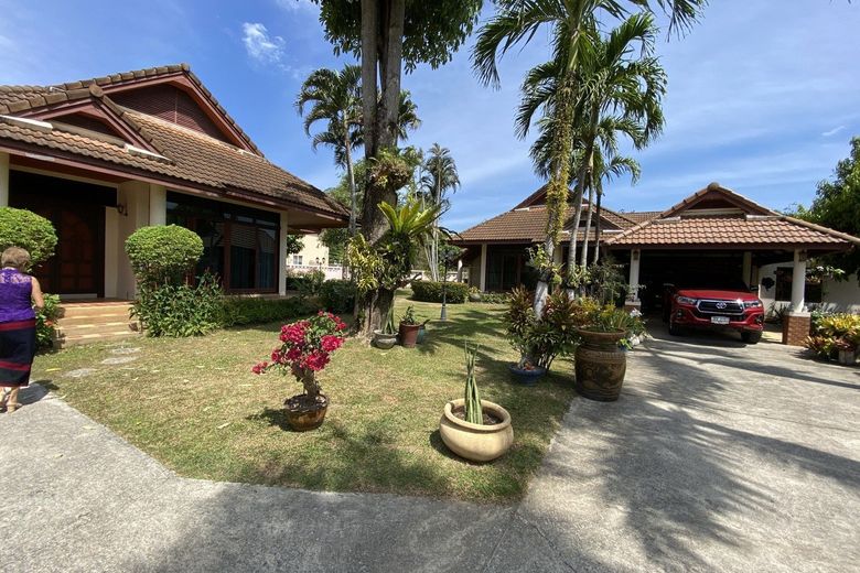 6 Bedroom Villa for Sale in Rawai, Phuket